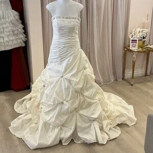 VENUS Elegant White Wedding Dress